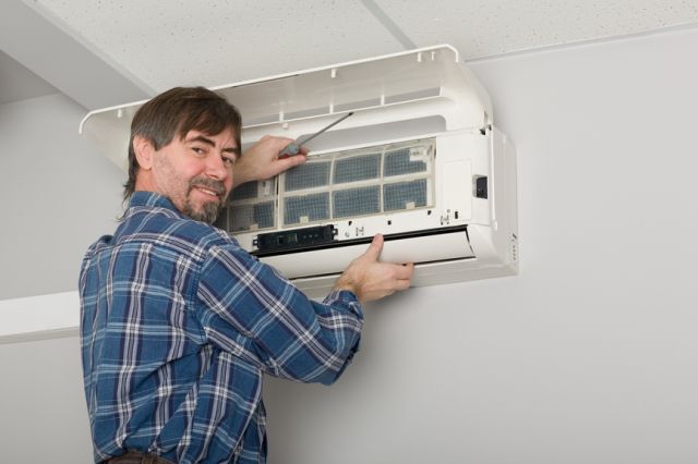 Osta ilmastointilaite huoneistolle ja kuinka paljon se maksaa käyttämällä esimerkkiä lattia- ja siirrettävistä ilmastointilaitteista ilman ilmakanavaa