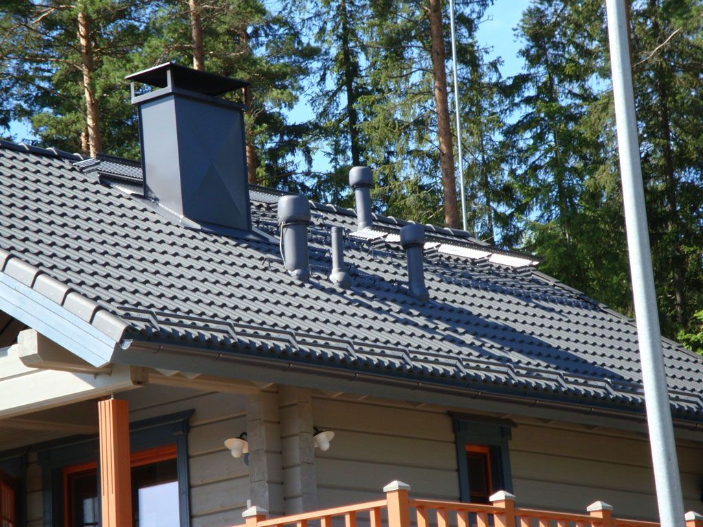 צינורות אוורור על גג בניין מגורים