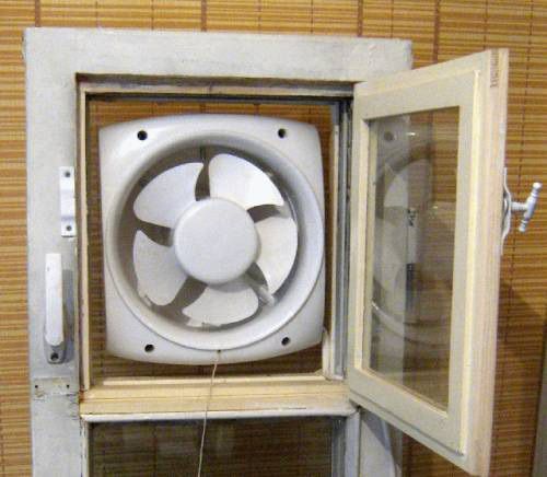 Okenný ventilátor umiestnený v okne
